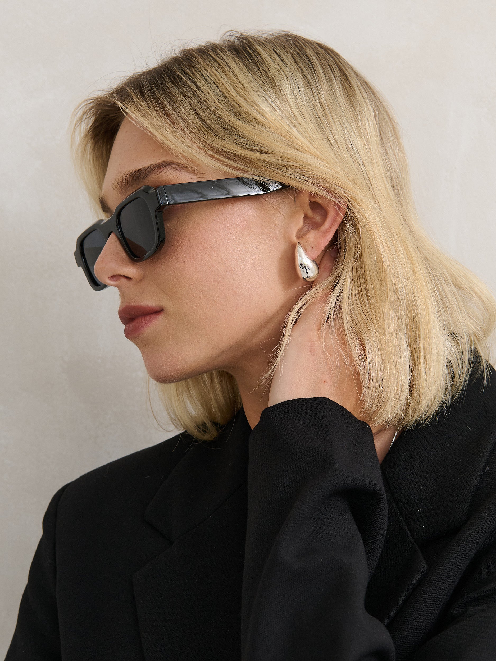Cezanne Angular Sunglasses in Black