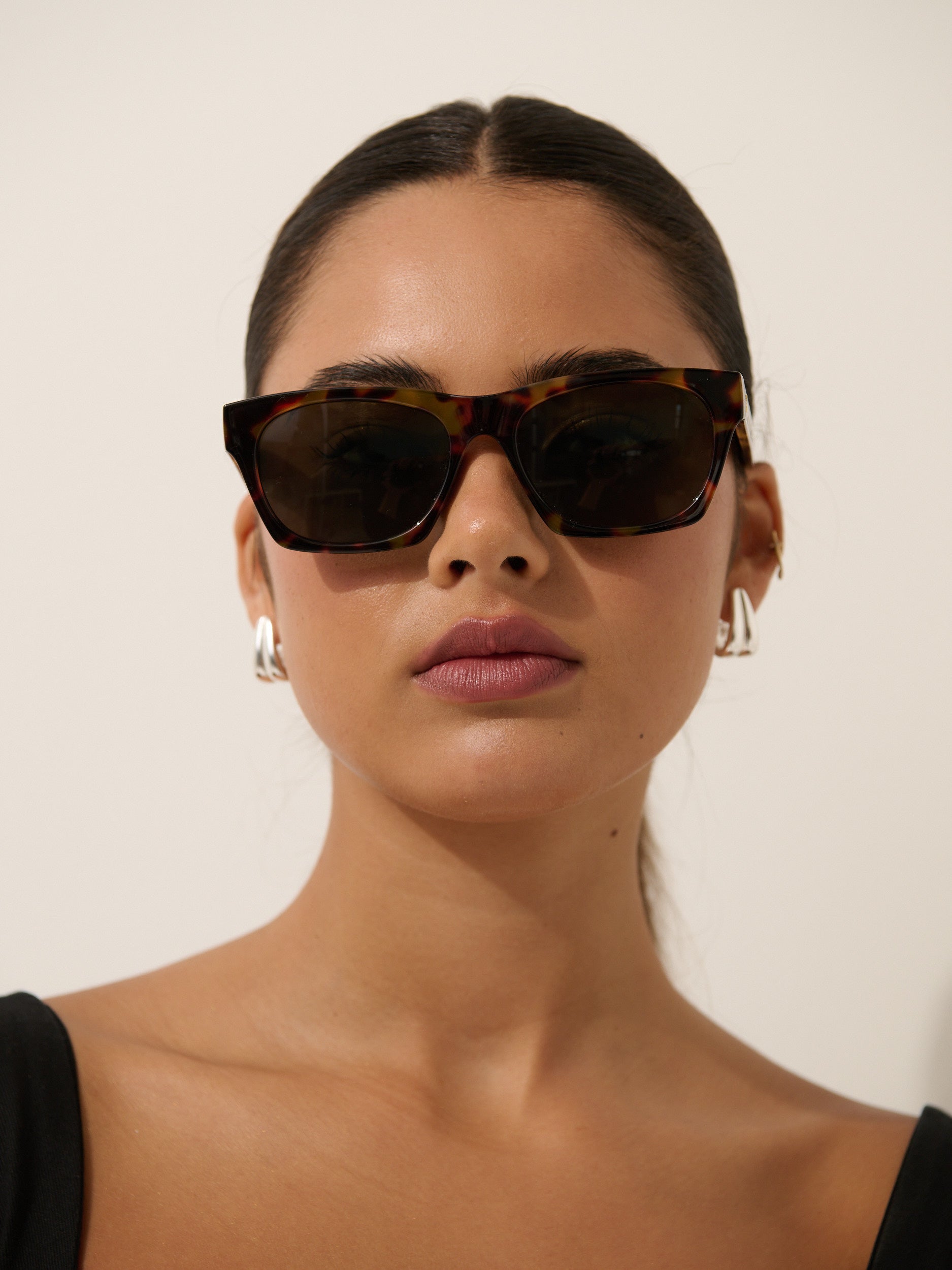 Ria Basic Square Sunglasses in Tort