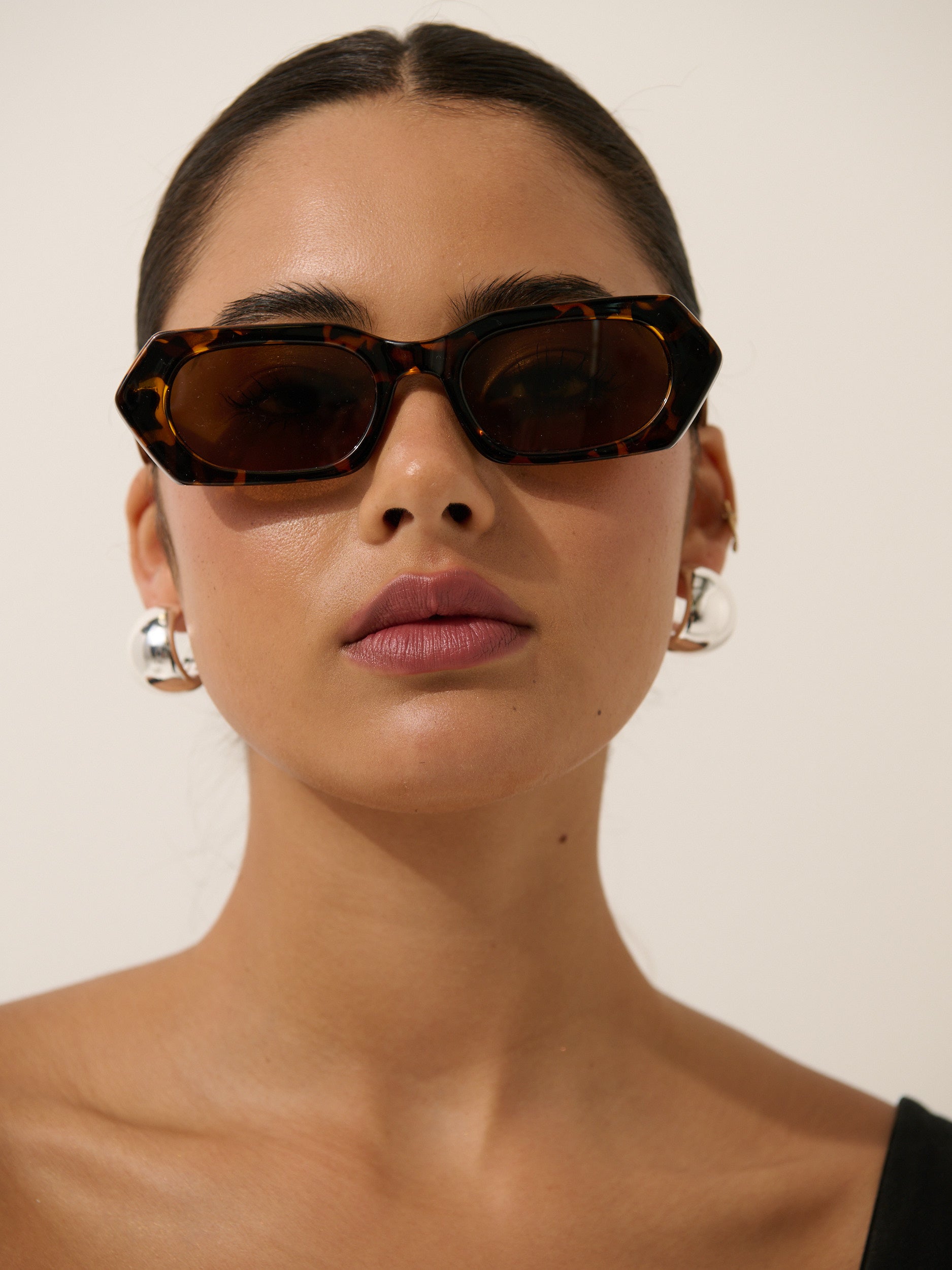 Kaiya Angular Sunglasses in Tort