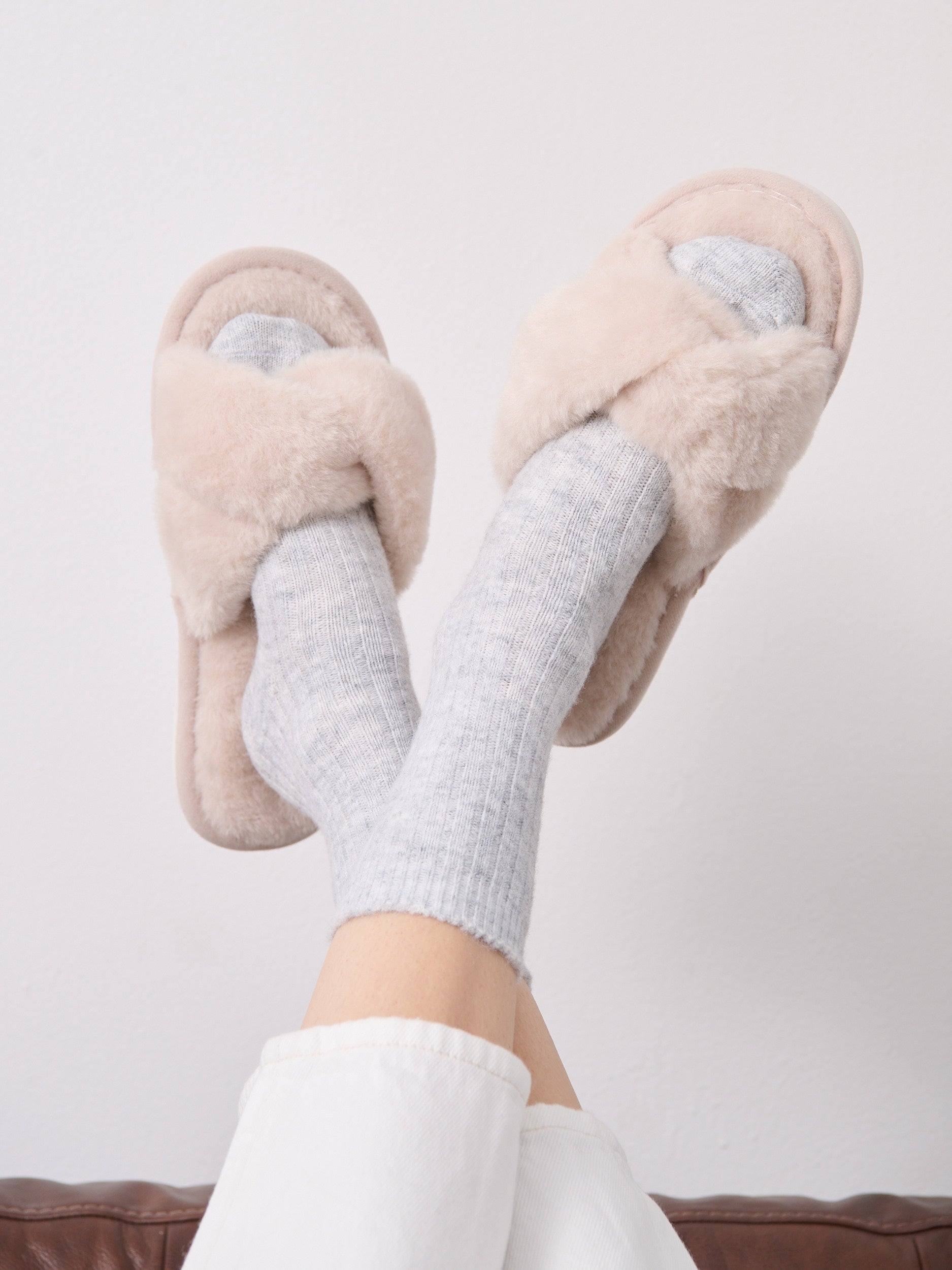 Knotted Fluffy Slippers in White (2SM & 2ML/pack)