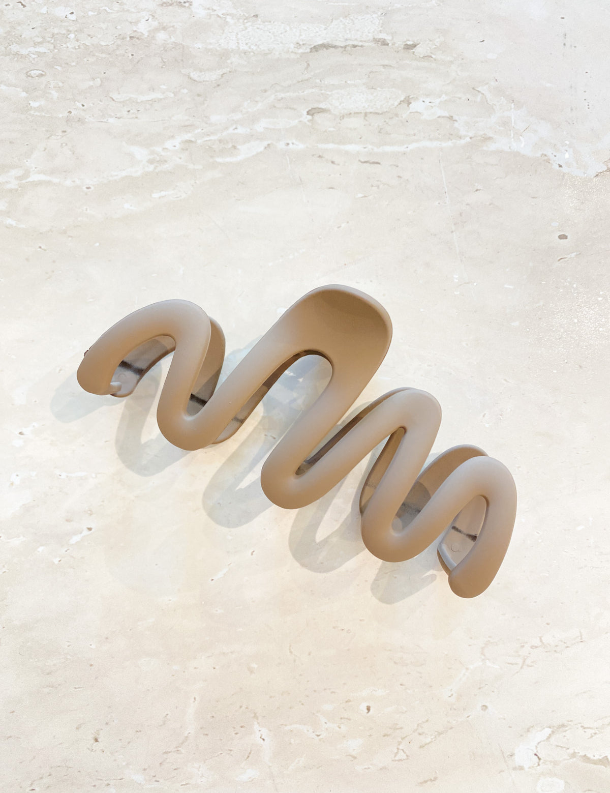 Lune Wavy Matte Claw Clip