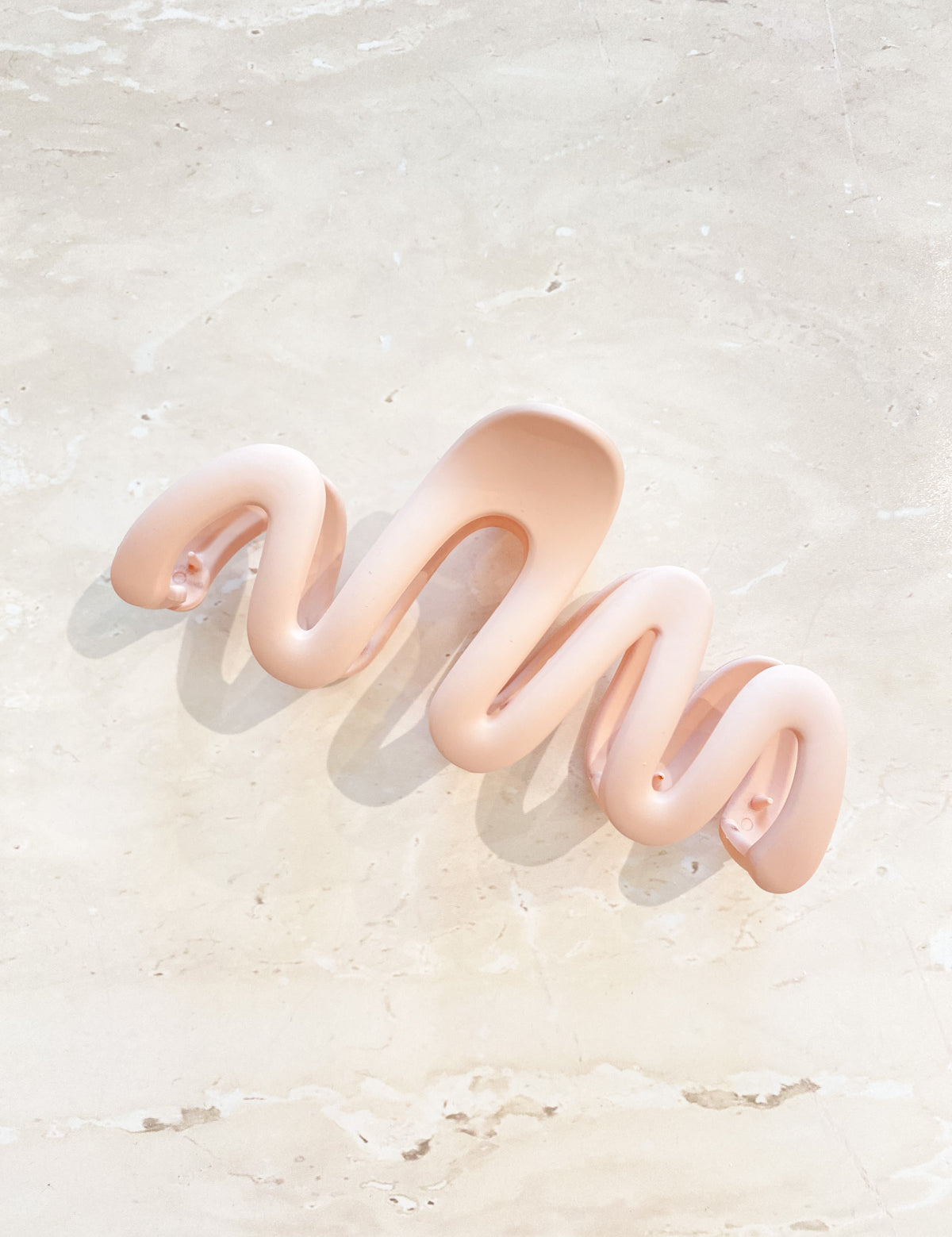 Lune Wavy Matte Claw Clip