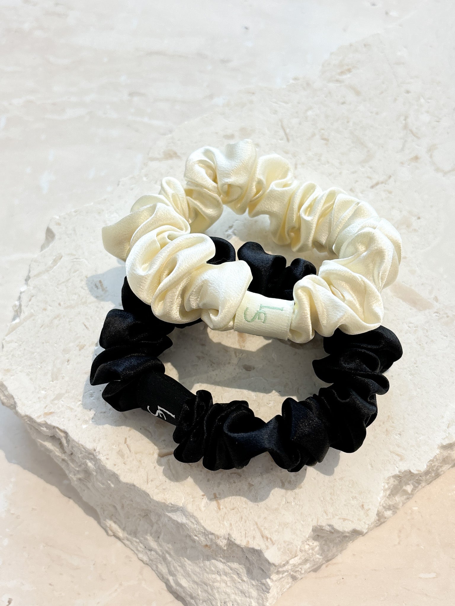 L&S Mini Silk Scrunchie 2pack in Black&Cream