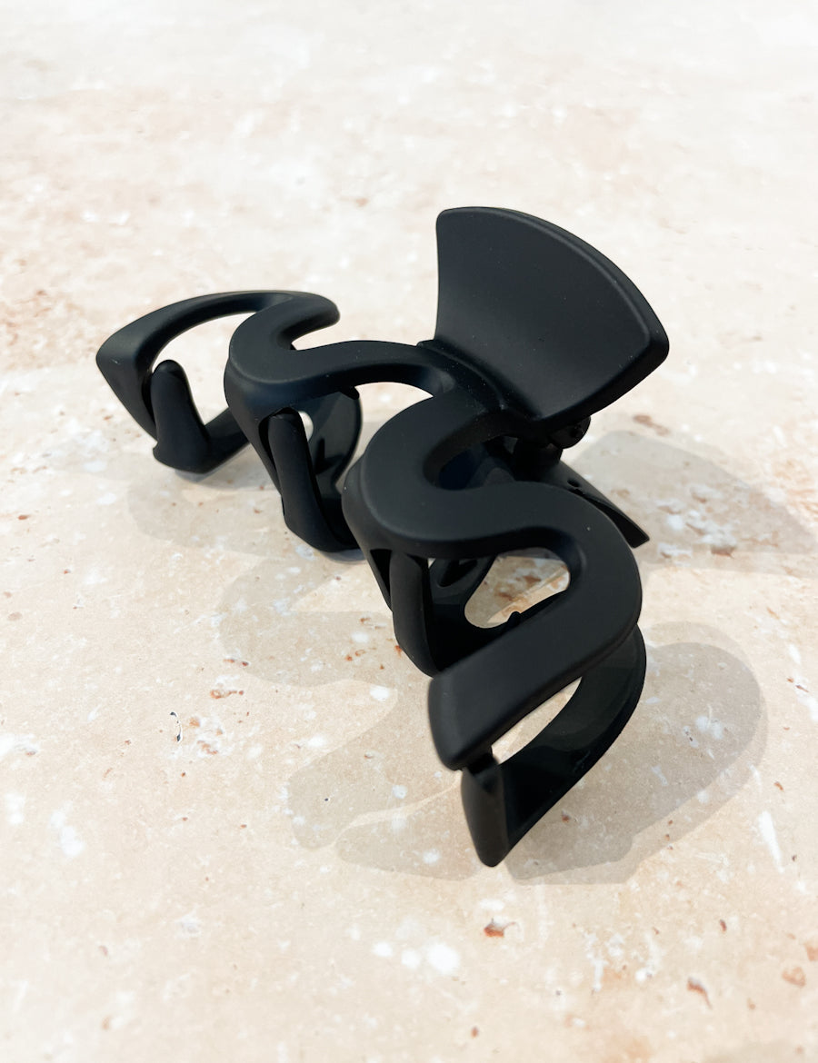 Cora Wavy Matte Claw Clip